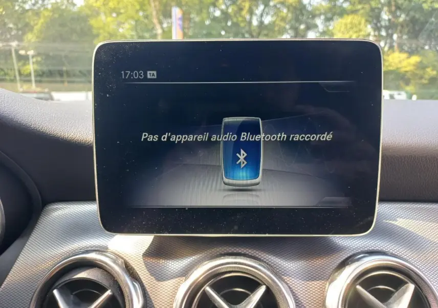 Écran central du tableau de bord d’une Mercedes GLA 2019 gris, affichant l’alerte Bluetooth sans appareil connecté.
