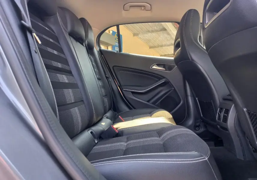 Vue intérieure arrière côté droit du Mercedes GLA 2019, sièges noirs avec surpiqûres blanches et tissu à motifs.