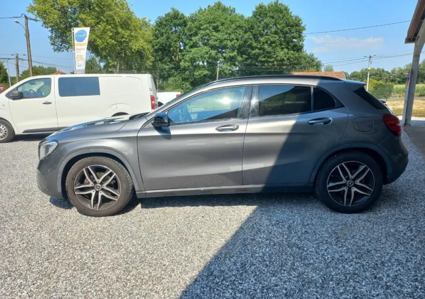 Mercedes GLA 2019 gris vue de profil côté gauche, avec jantes alliage cinq branches et vitres teintées.