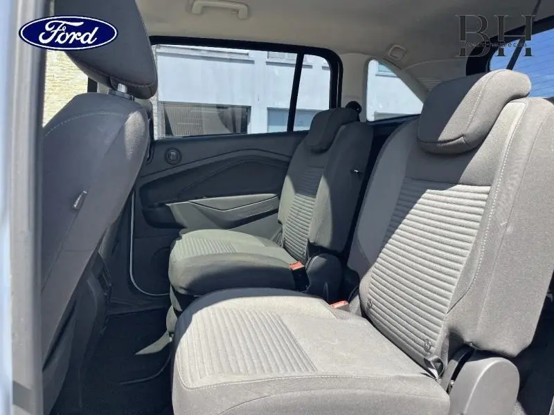 Vue intérieure côté gauche des sièges individuels arrière gris du Ford Grand C-MAX 2017 avec vitres arrière surteintées.