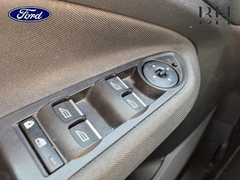 Gros plan sur les commandes de lève-vitres et rétroviseurs côté gauche intérieur d'un Ford Grand C-MAX 2017 noir.