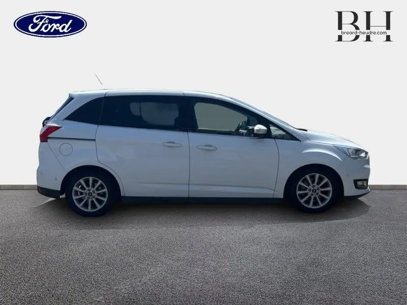 Vue de profil droit d'un Ford Grand C-Max blanc glacier de 2017 avec portes coulissantes et jantes alu.