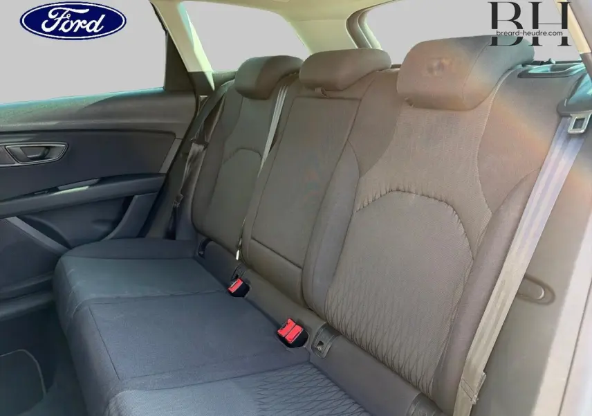 Vue intérieure du siège arrière côté gauche d'une SEAT LEON ST 2017 avec sellerie tissu gris foncé.