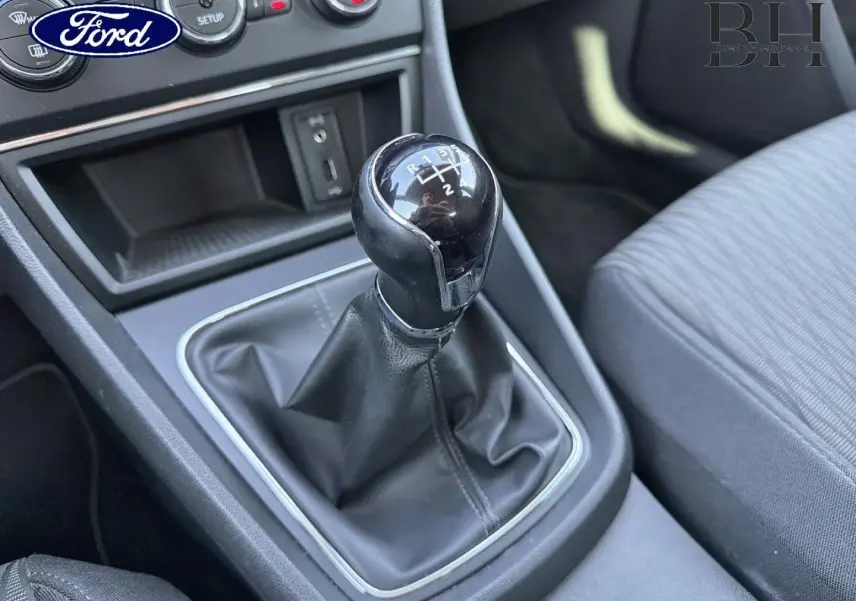 Gros plan sur le levier de vitesse manuel en cuir noir de la SEAT LEON ST 2017, intérieur gris et console centrale visible.