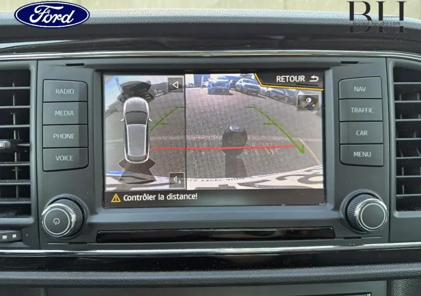 Écran tactile de caméra de recul dans tableau de bord d’une SEAT LEON ST blanc Candy, vue intérieure frontale.