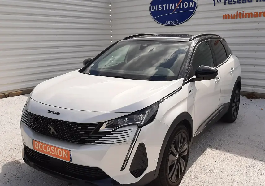 Peugeot 3008 blanc nacré avec toit noir, vue 3/4 avant droit, calandre noire et feux LED distinctifs.