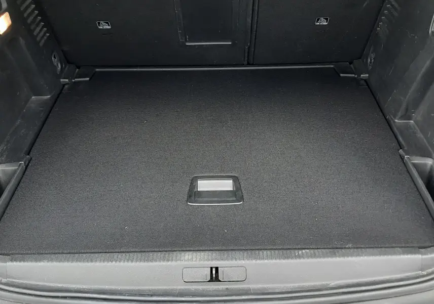 Coffre ouvert vu de face du Peugeot 3008 1.5 BlueHDi 130ch GT 2022, intérieur noir sans chargement visible.