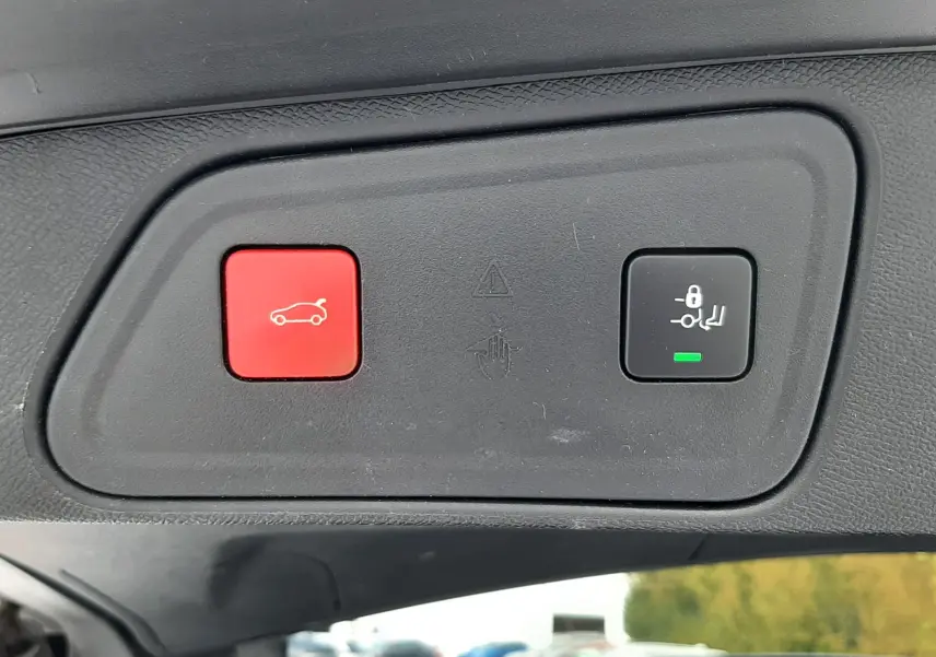 Détail des boutons de commande sur le hayon intérieur d’un Peugeot 3008 blanc nacré avec toit noir.