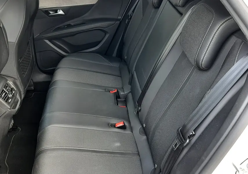 Vue intérieure côté droit des sièges arrière noirs en cuir et tissu du Peugeot 3008 1.5 BlueHDi 2022 blanc nacré.
