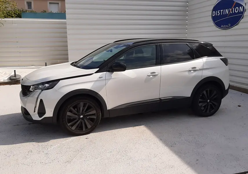 Peugeot 3008 blanc nacré avec toit noir, vue de profil côté gauche, jantes noires et badge GT visible.