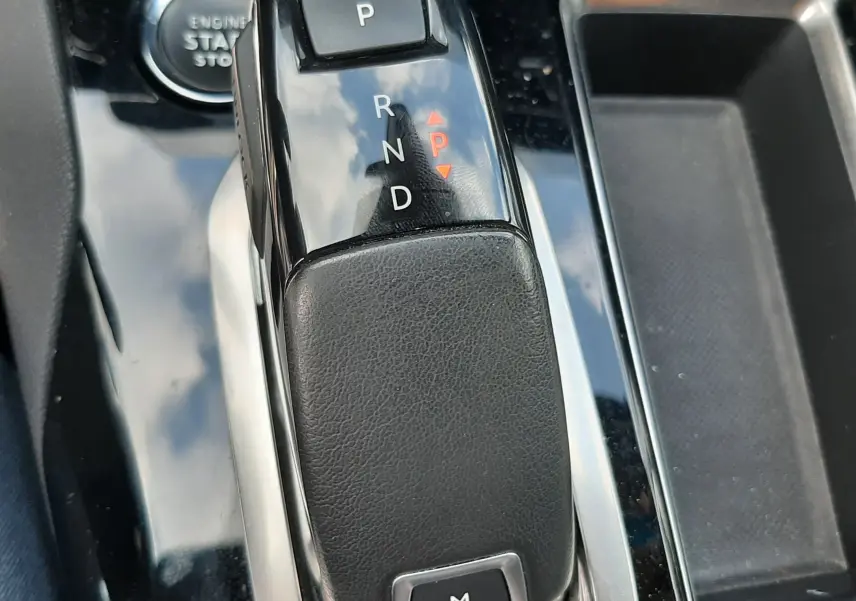 Gros plan sur la commande de boîte automatique noire du Peugeot 3008 1.5 BlueHDi 2022 avec bouton de démarrage visible.