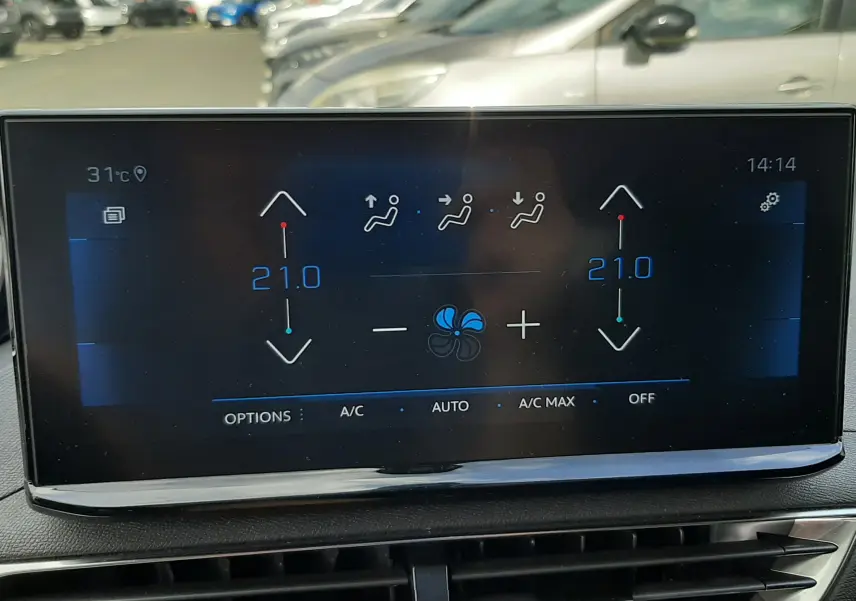Écran tactile de la climatisation du Peugeot 3008 2022, affichant 21°C en mode automatique, intérieur noir.