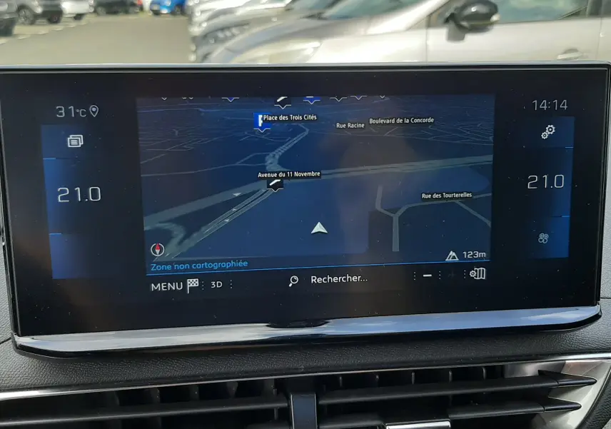 Vue intérieure du tableau de bord du Peugeot 3008 2022 avec écran tactile de navigation et commandes climatisation.