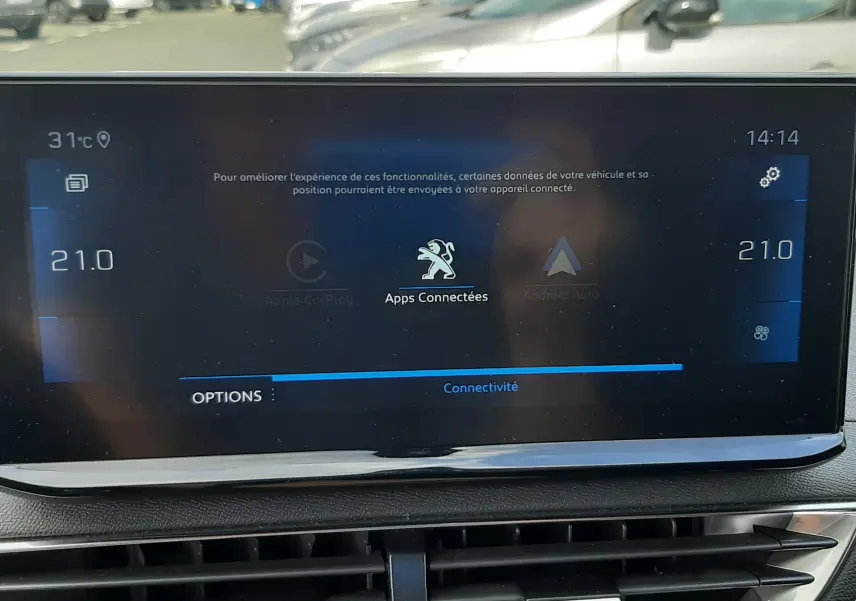 Écran tactile central du Peugeot 3008 2022 affichant les options de connectivité, avec les aérateurs en dessous.