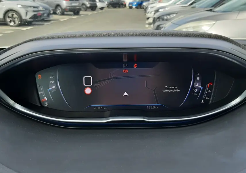 Vue rapprochée du tableau de bord numérique du Peugeot 3008 2022, affichant la vitesse à 0 km/h et une carte non cartographiée.