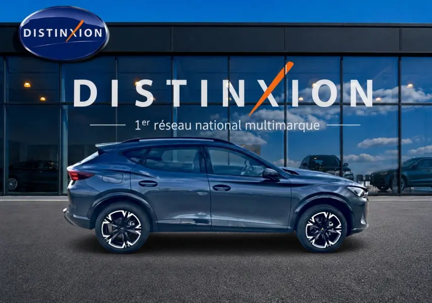 Vue latérale droite d'un CUPRA Formentor gris magnétique 2026 avec jantes noires et détails sportifs visibles.