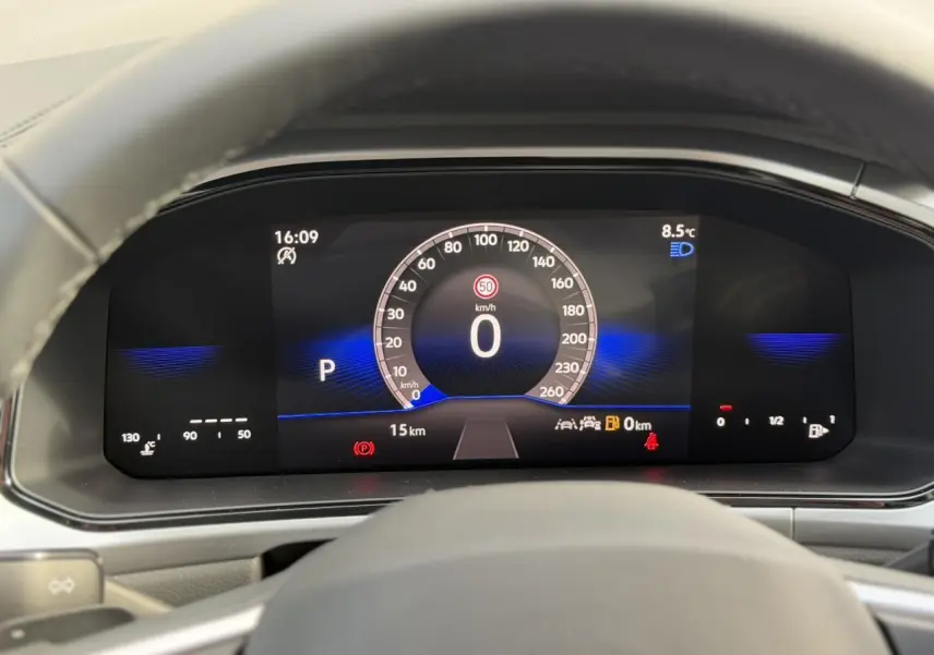 Vue rapprochée du combiné d'instruments digital du Volkswagen T-Roc 1.5 TSI 2025, affichage clair et moderne.