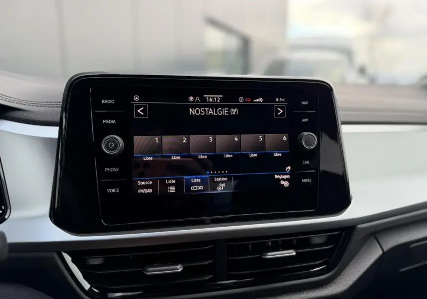 Écran tactile central 8 pouces du Volkswagen T-Roc 1.5 TSI 150 DSG Life 30 Years, vue intérieure avant, tableau de bord gris.