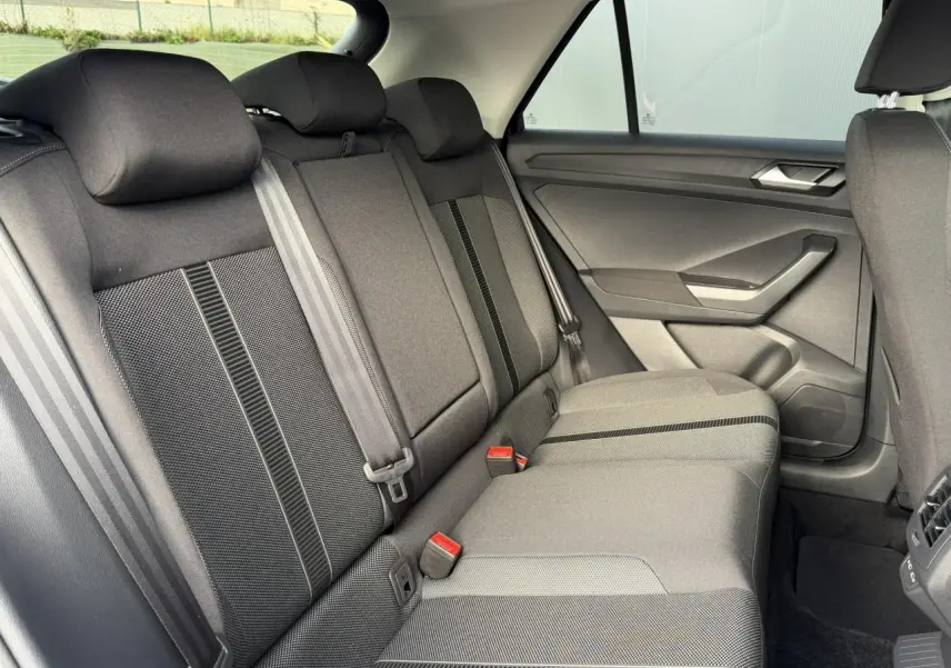 Vue intérieure côté droit des sièges arrière en tissu gris du Volkswagen T-Roc 1.5 TSI 150 DSG Life 30 Years 2025.