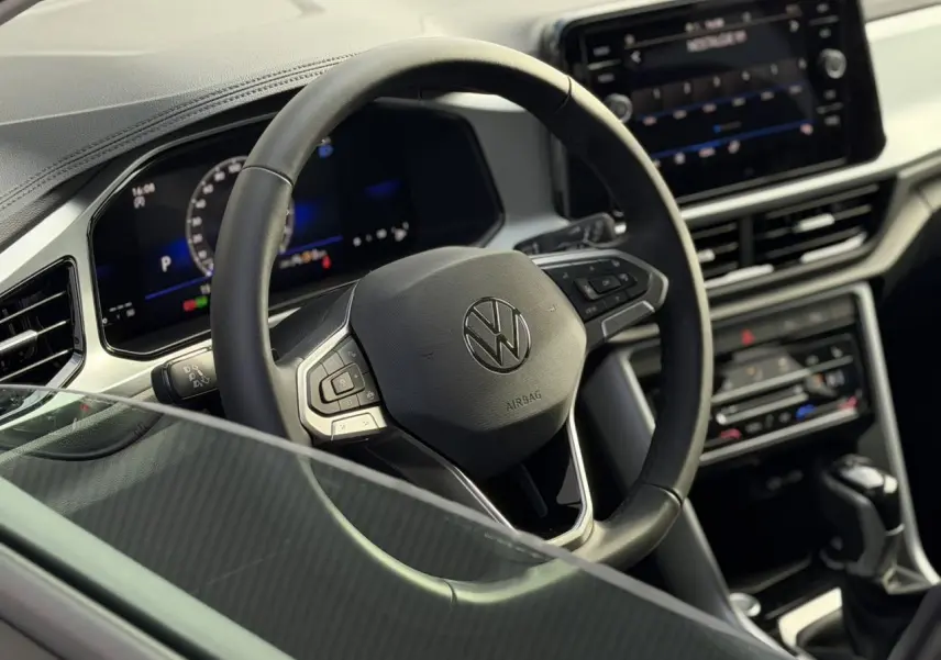 Vue rapprochée du volant multifonction noir et du tableau de bord digital du Volkswagen T-Roc 1.5 TSI 150 DSG Life 30 Years.