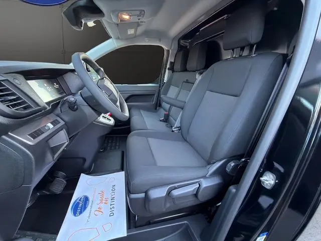 Vue intérieure côté conducteur du Citroën Jumpy noir, montrant la banquette avant 2 places et le tableau de bord.