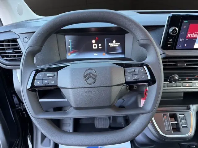Vue rapprochée du volant noir du Citroën Jumpy 2026 avec commandes intégrées et tableau de bord numérique visible.