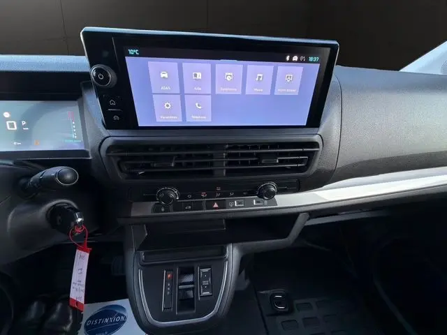 Tableau de bord du Citroën Jumpy 2026, vue frontale centrée sur l'écran tactile large et les commandes de climatisation.