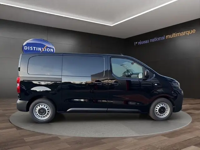 Vue de profil côté droit d'un utilitaire Citroën Jumpy noir Perla Nera métal, avec porte latérale coulissante et double portes arrière.