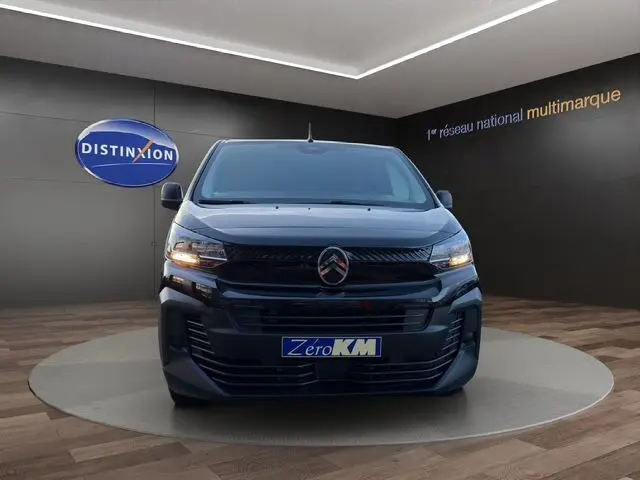 Vue frontale d'un Citroën Jumpy noir Perla Nera métal, avec calandre noire brillante et plaque Zero KM visible.