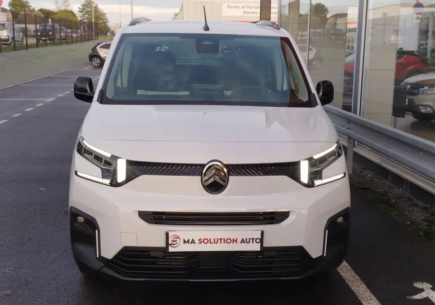 Vue avant frontale du Citroën Berlingo 2025 blanc Kaolin avec feux LED distinctifs et calandre noire.