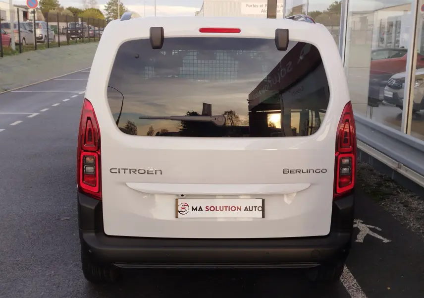 Vue arrière d’un Citroën Berlingo Kaolin White 2025 avec vitres teintées et feux arrière verticaux rouges.