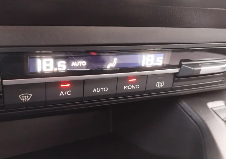 Détail de la commande de climatisation digitale du Citroën Berlingo 2025, affichant 18,5°C en mode automatique.