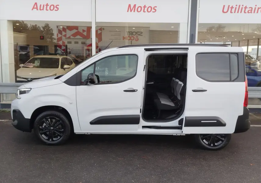 Vue latérale droite d'un Citroën Berlingo blanc Kaolin 2025 avec porte coulissante ouverte et sièges visibles.
