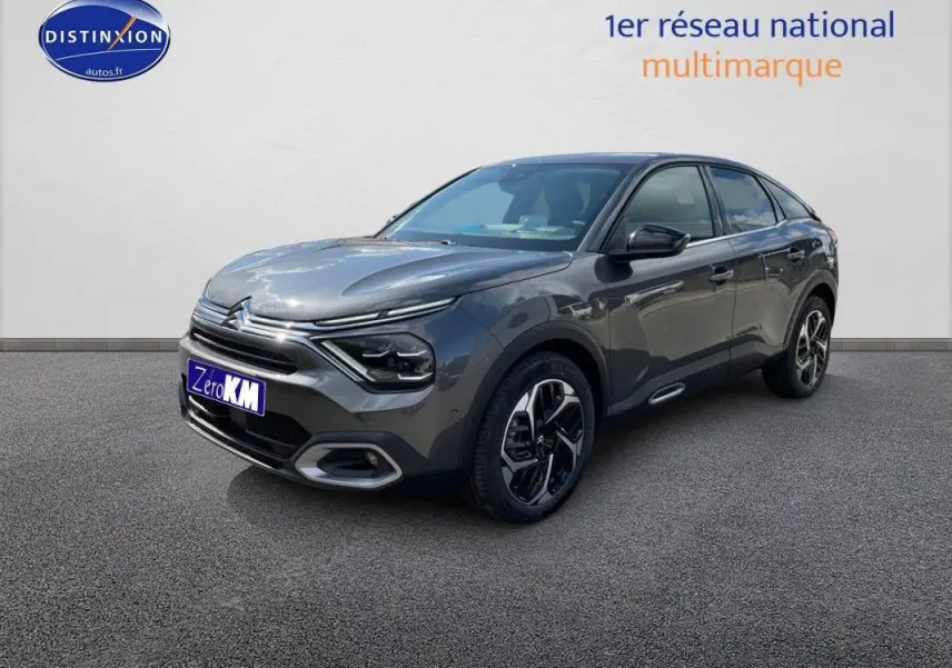 Citroën C4 platine vue 3/4 avant droit, avec jantes aluminium et feux LED distinctifs.