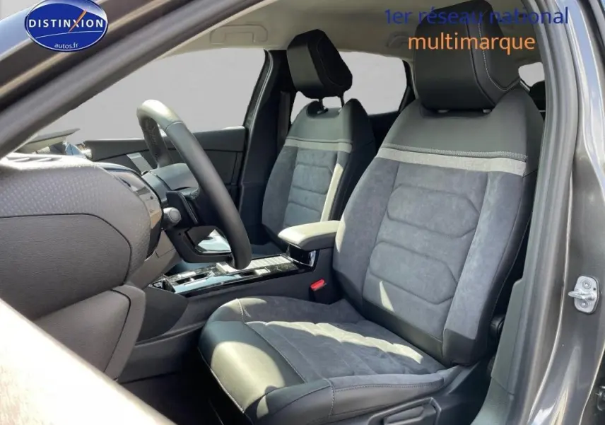 Vue intérieure côté conducteur de la Citroën C4 platine 2024, sièges en cuir et alcantara gris, volant cuir.
