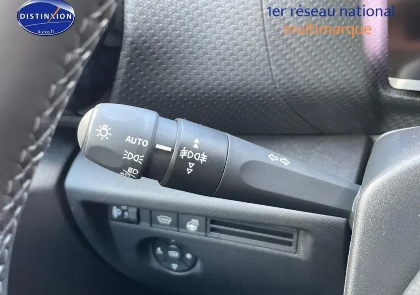 Gros plan sur la commande d’éclairage et clignotants à gauche du volant dans l’habitacle d’une Citroën C4 platine 2024.