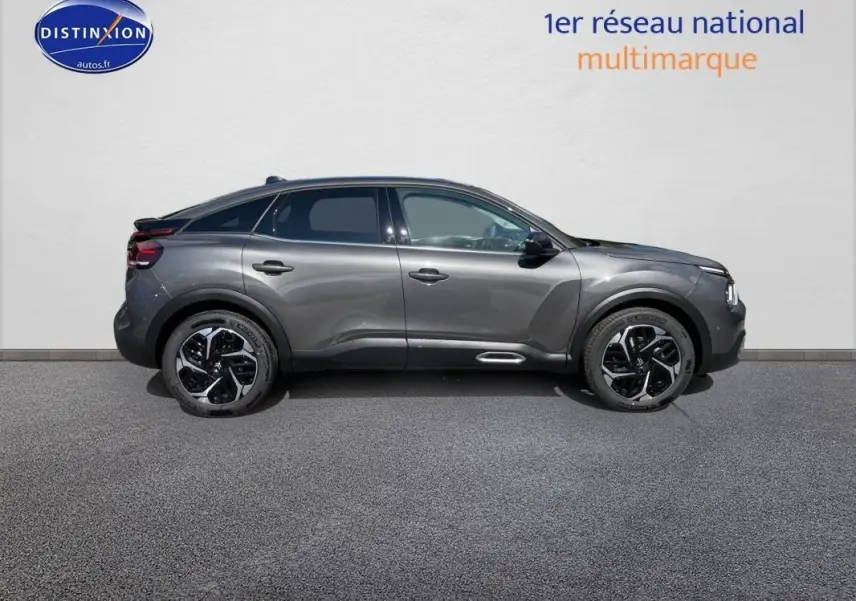 Vue de profil côté gauche d'une Citroën C4 2024 platine avec jantes aluminium et toit noir contrasté.