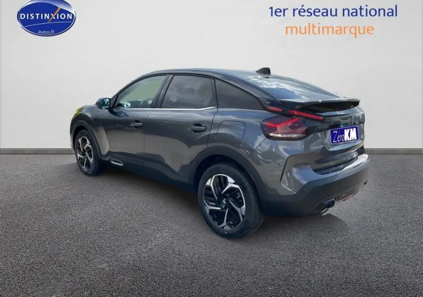 Vue 3/4 arrière droite d'une Citroën C4 platine 2024 avec jantes aluminium et feux arrière LED distinctifs.