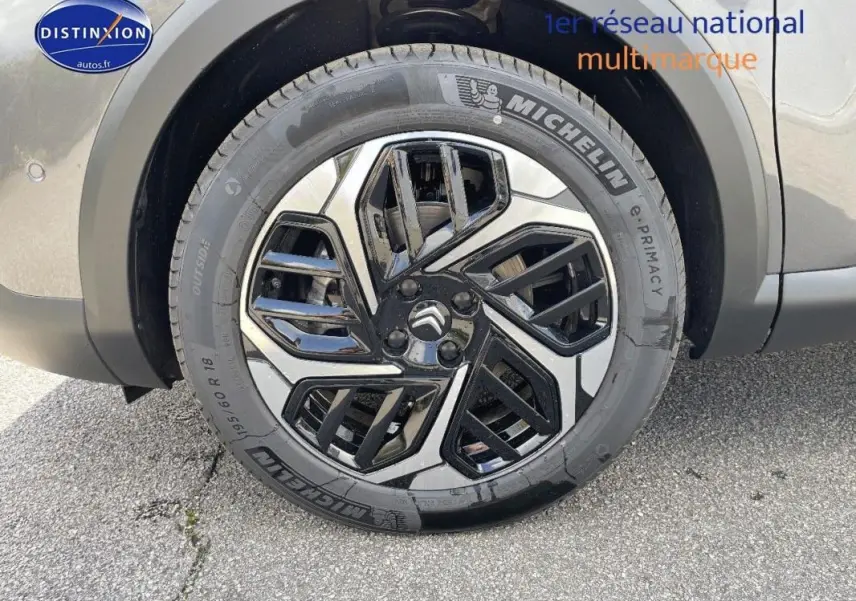 Gros plan sur la jante aluminium noire et argentée du côté gauche d'une Citroën C4 platine 2024.