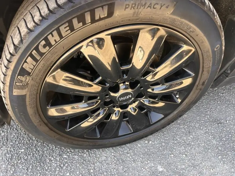 Gros plan sur la jante noire brillante de la MINI Countryman Cooper D 2018 avec pneu Michelin Primacy 4.