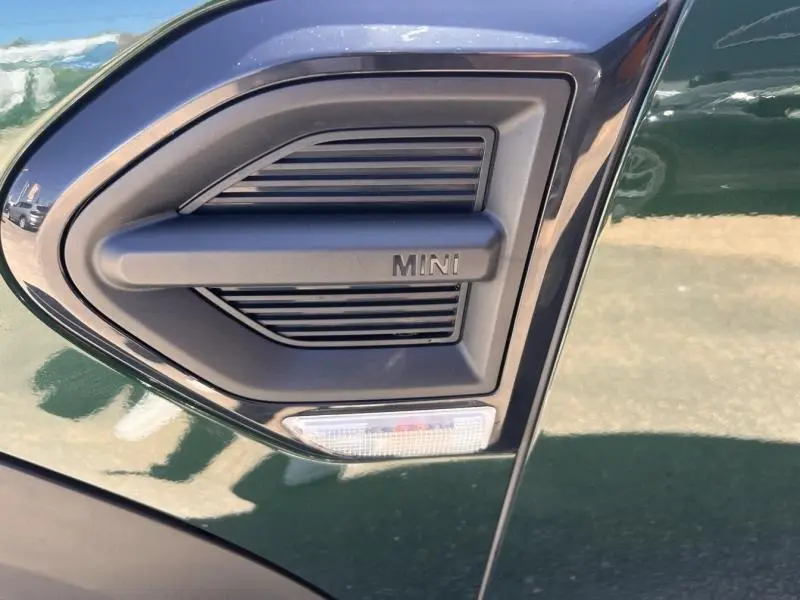 Détail de la prise d'air latérale noire avec logo MINI sur la carrosserie British Racing Green du MINI Countryman.