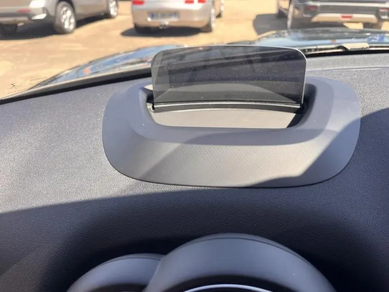 Affichage tête haute relevé sur le tableau de bord noir d'une MINI Countryman Cooper D 2018, vue intérieure avant.