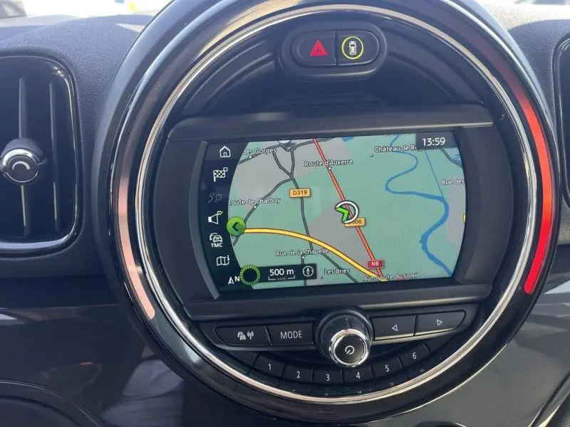 Gros plan sur l’écran GPS central rond du tableau de bord du MINI Countryman Cooper D 2018, avec cadre chromé.