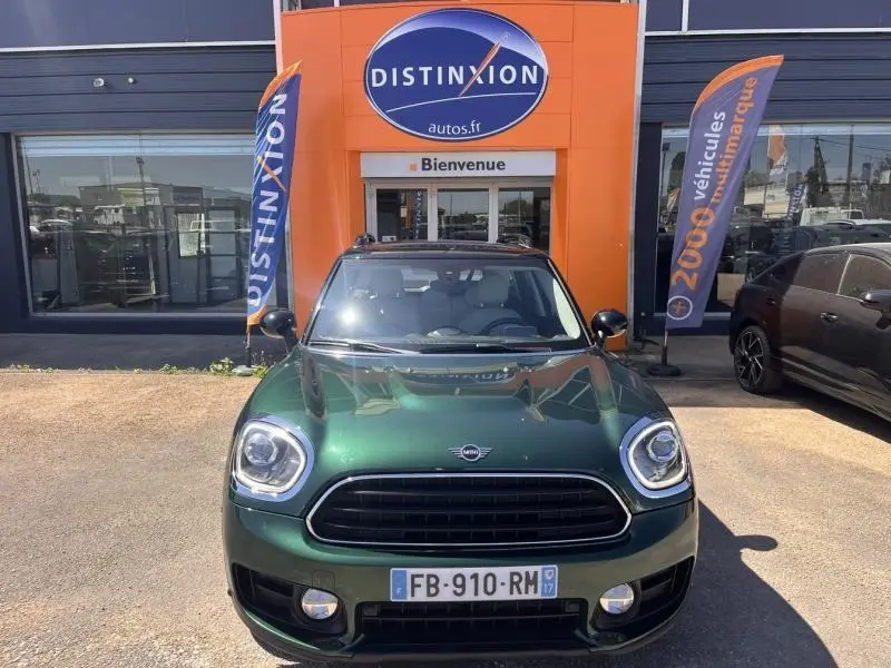 Vue avant d'une MINI Countryman Cooper D 2018 en British Racing Green avec calandre chromée et phares LED.
