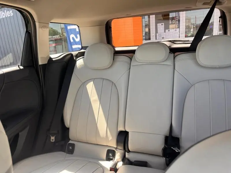 Vue intérieure arrière du MINI Countryman Cooper D 2018, sièges en cuir Chester British Oak beige clair.