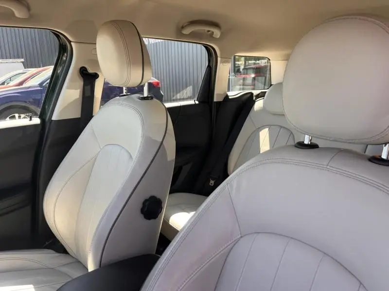 Vue intérieure des sièges avant et arrière en cuir clair du MINI Countryman Cooper D 2018, lumière naturelle.