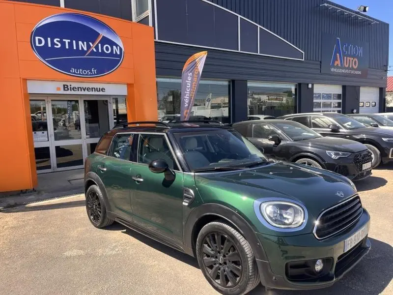 MINI Countryman Cooper D 150ch Exquisite en British Racing Green, vue 3/4 avant droit avec jantes noires et toit noir.