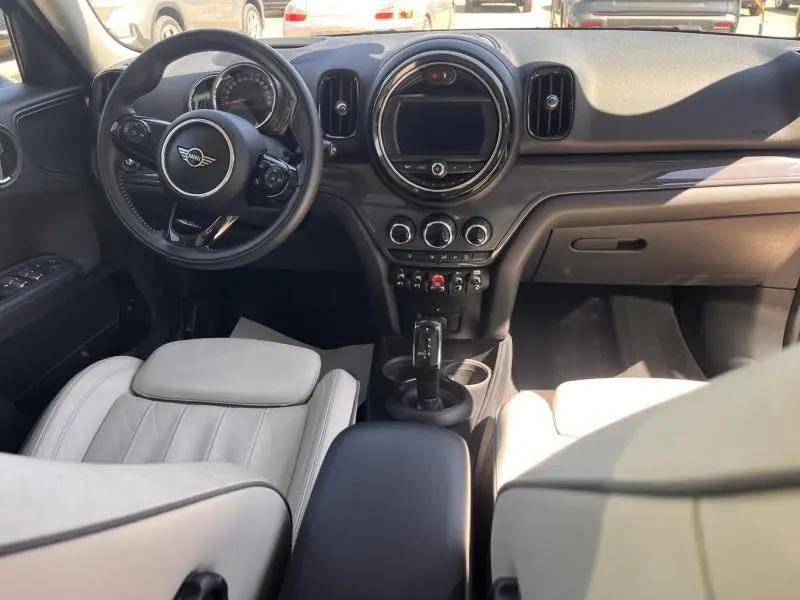 Vue intérieure avant du MINI Countryman Cooper D 2018, volant cuir noir et sièges sport cuir clair Chester British Oak.