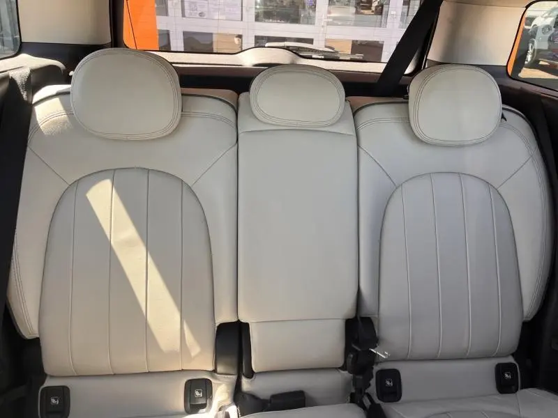Vue intérieure arrière des sièges en cuir Chester British Oak beige du MINI Countryman Cooper D 150ch Exquisite 2018.