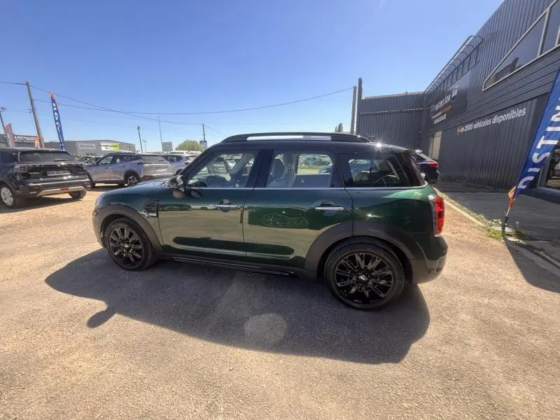Vue latérale droite d'une MINI Countryman Cooper D 2018 en British Racing Green avec toit noir et jantes noires.